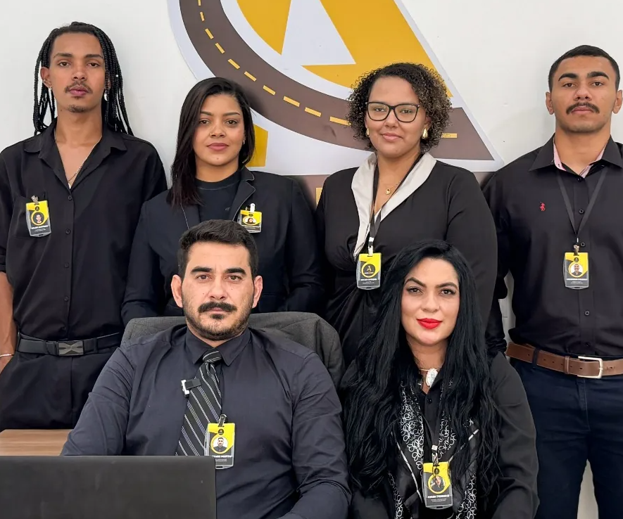 Equipe da Arquiva Multas no escritório, analisando processos de recurso